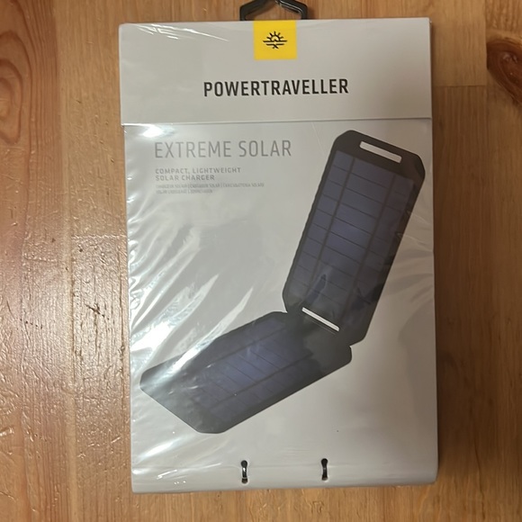 POWERTRAVELLER EXTREME SOLAR PORTABLE SOLAR CHARGER COMPACT & LIGHTWEIGHT - NIB - Picture 1 of 13